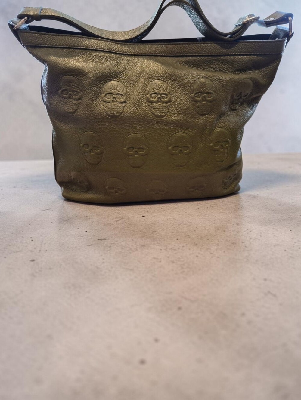 Ío Pelle Italia Olive Green Pebbled Leather Skull Embossed Shoulder Bag - Picture 4 of 9